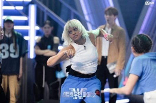 댄스를 선보이는 커스틴. 사진l엠넷