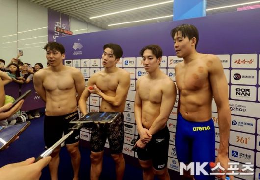 소중한 은메달을 따낸 혼계영 대표팀. 사진(항저우 중국)=이한주 기자