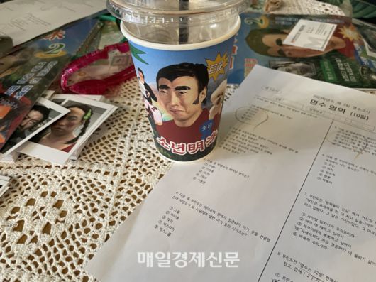 박명수 생일카페에서 준비한 ‘명수 영역’ 시험지와 컵홀더, 폴라로이드 사진들