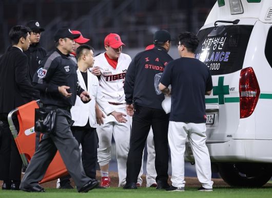 KIA 투수 최지민이 10월 12일 광주 롯데전에서 투구 도중 상대 타구에 맞아 부상을 당했다. 사진(광주)=KIA 타이거즈