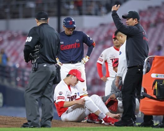 KIA 투수 최지민이 10월 12일 광주 롯데전에서 투구 도중 상대 타구에 맞아 부상을 당했다. 사진(광주)=KIA 타이거즈