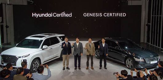 사진 왼쪽부터 홍정호 국내CPO사업실장(상무), 유원하 현대차 아시아대권역장(부사장), 남원오 국내지원사업부장(상무), 손선익 고객서비스솔루션실 하이테크랩 명장이 현대차 인증중고차 양산센터에서 첫 공개된 팰리세이드 인증중고차와 제네시스 G80 인증중고차 앞에서 기념촬영을 하고 있다.
