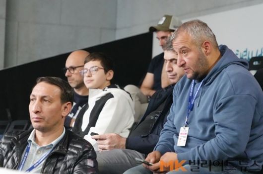 관중석에거 경기를 지켜보고 있는 튀르키예 선수들. 가족을 동반한 선수들도 눈에 띈다.