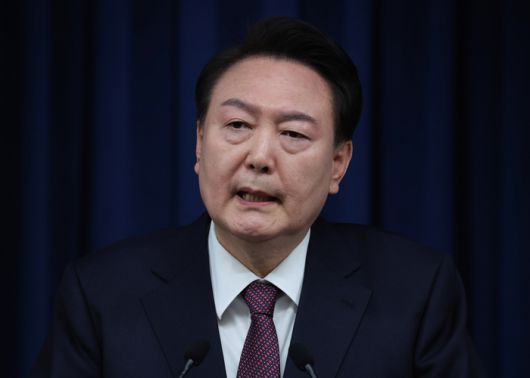 윤석열 대통령이 29일 서울 용산 대통령실 청사에서 2030 엑스포 부산 유치 실패와 관련해 대국민 담화를 하고 있다. [사진출처 = 연합뉴스]