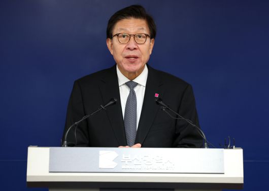박형준 부산시장이 1일 오전 부산 연제구 부산시청에서 기자회견을 열고 2030세계박람회 유치도시 선정관련 입장을 밝히고 있다. 박 시장은 “지난 2년여간 최선을 다했지만, 유치도시 시장으로서 낭보를 못 전해드린 데 대해 책임과 부덕을 통감한다”며 “시민 뜻을 묻고 정부와 논의해 2035년 세계박람회 유치 도전에 대해서도 합리적으로 검토해 나가겠다”고 말했다.[사진출처 = 연합뉴스]