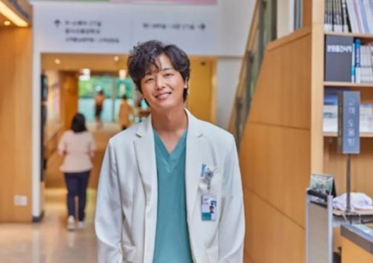 따뜻한 항문외과 의사 동고윤(연우진). 사진 ㅣ넷플릭스