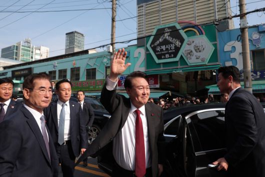 윤석열 대통령이 6일 부산 중구 깡통시장을 방문, 시민들과 인사를 하고 있다. [이승환 기자]