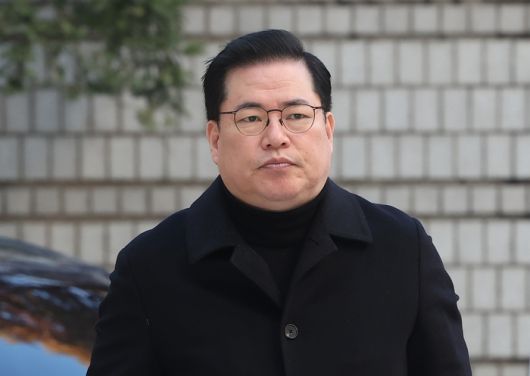 유동규 전 성남도시개발공사 본부장이 4일 오전 서초구 서울중앙지방법원에서 열린 대장동 개발 사업 로비·특혜 의혹 관련 1심 속행 공판에 출석하고 있다. [사진출처 = 연합뉴스]