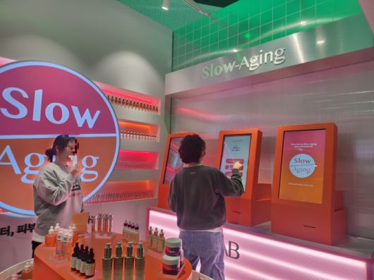 ‘2023 올리브영 어워즈앤페스타’에 방문한 소비자들이 ‘슬로우 에이징존’에서 피부 타입별 고민을 선택하고 있다. 이후 상담이 이뤄진다.[사진=김현정 기자]