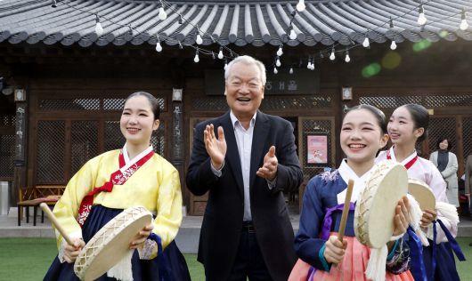 윤영달 크라운해태 회장(가운데)이 남산국악당에서 소고를 치고 있는 국악 영재들 사이에서 손뼉을 치며 화답하고 있다. 김호영기자
