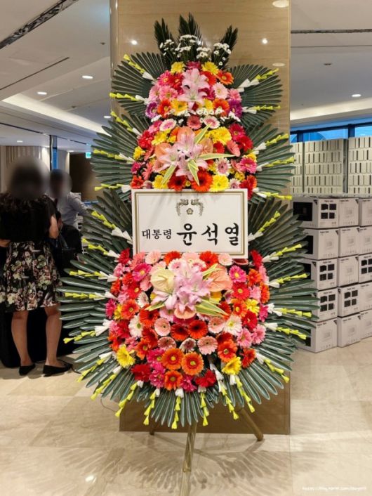 지난해 서울지방변호사회 창립 제115주년 기념식에 놓인 윤석열 대통령 축하화환.