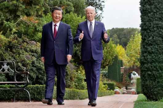 조 바이든 미국 대통령(오른쪽)이 지난해 11월 15일(현지시간) 미국 캘리포니아주 샌프란시스코 인근 우드사이드에서 시진핑 중국 국가주석과 산책하던 중 두 엄지 손가락을 치켜 세웠다. <매경DB>