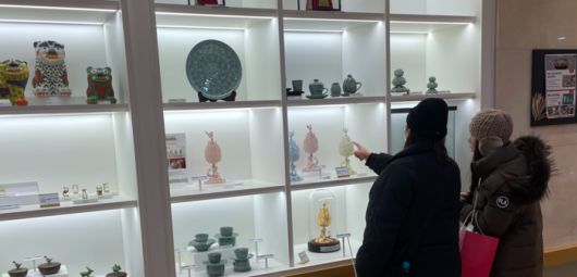 국립중앙박물관 문화상품점에서 관람객들이 최근 출시돼 인기를 끌고 있는 백제금동대향로 미니어처를 살펴보고있다. <국립중앙박물관>