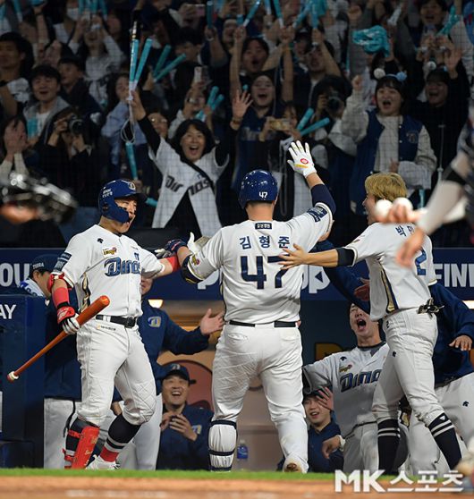 지난해 와일드카드 결정전 1차전에서 불방망이를 휘두른 김형준. 사진=천정환 기자