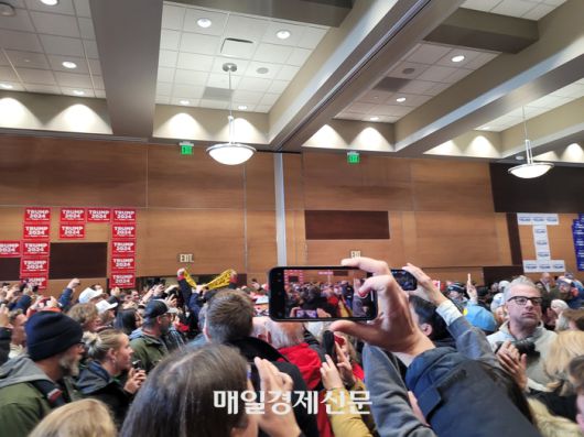 14일(현지시간) 아이오와주 인디애놀라 심슨 칼리지에서 열린 도널드 트럼프 전 미국 대통령 유세현장에서 ‘트럼프 기후 범죄자’를 외치다가 쫓겨나는 시위대<인디애놀라(아이오와주) 강계만 특파원>