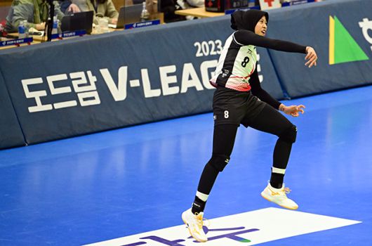 메가와티 항에스트리 페르티위가 수원 현대건설 힐스테이트와 2023-24 V리그 여자부 원정경기에서 정관장 서브를 넣고 있다. 사진=한국배구연맹 제공