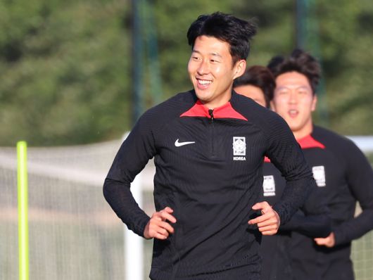 지난 4일(현지시간) 카타르 도하 알에글라 훈련장에서 손흥민이 준비 운동을 마친 뒤 론도 훈련을 위해 이동하고 있다. [사진 출처 = 연합뉴스]