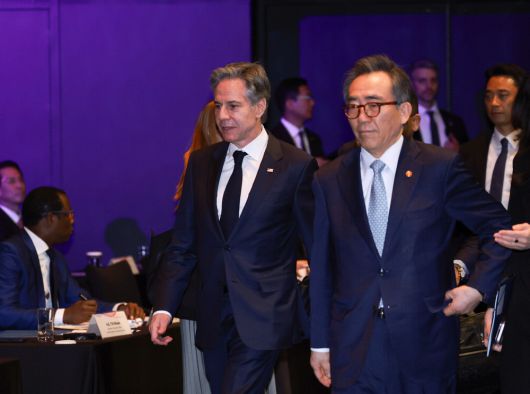 조태열 외교부 장관(오른쪽)과 토니 블링컨 미국 국무부 장관이 18일 서울 신라호텔에서 열린 제3차 민주주의 정상회의 장관급 회의 개회식에 함께 입장하고 있다.  연합뉴스