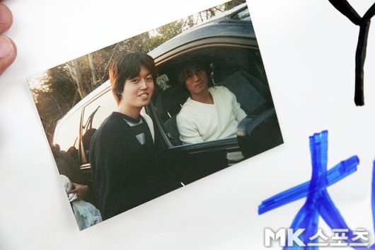 고(故) 유상철 감독이 일본 요코하마 F.마리노스에서 뛸 당시 노부타카 씨와 함께 찍은 사진. 사진=이근승 기자