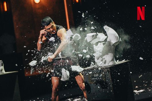 조성빈이 넷플릭스 ‘피지컬: 100 – 언더그라운드’ 탈락 후 눈물을 흘리며 주먹으로 토르소를 부수고 있다. 사진=스튜디오 27 및 루이웍스미디어 제공