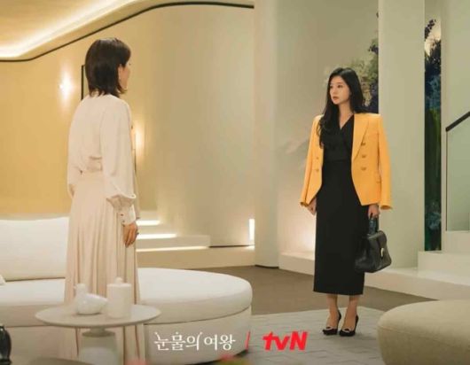 홍해인(김지원)이 어머니와 대화하는 장면에서 델보 백을 손에 들고 있다.[사진=tvn ‘눈물의 여왕’ 스틸컷]