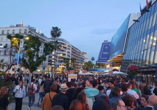 19일(현지시각) 칸영화제가 열리고 있는 팔레 데 페스티벌 건물에서 영화 ‘The Substance’ 관람 입장위해 대기중인 관객들. [김유태 기자]