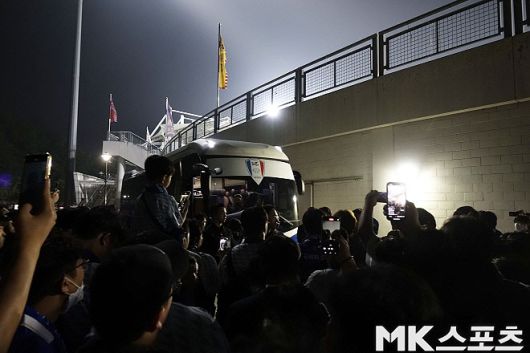 수원 삼성 서포터스가 수원 버스를 막았다. 사진=이근승 기자