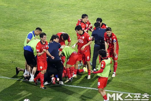 황기욱의 극적인 결승골에 기뻐하고 있는 충남아산 선수들. 사진=이근승 기자