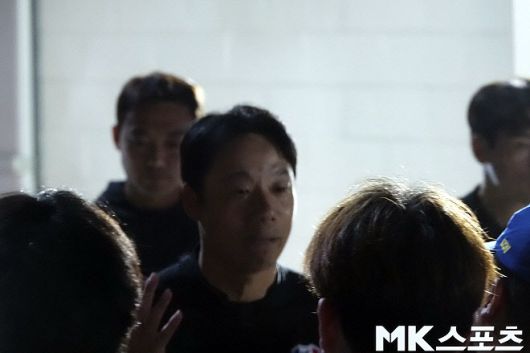 수원 삼성 서포터스가 수원 버스를 막았다. 팬들에게 자신의 생각을 전하고 있는 염기훈 감독. 사진=이근승 기자