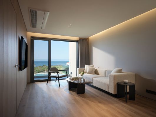 바다 전망이 보이는 클래식 스위트 거실 / 사진=해비치 리조트 제주