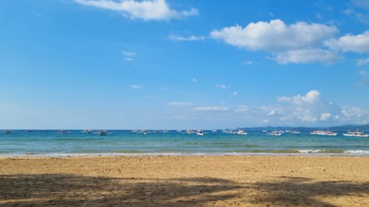 호텔과 마주한 사방 해변 / 사진=김혜성 여행+ 기자