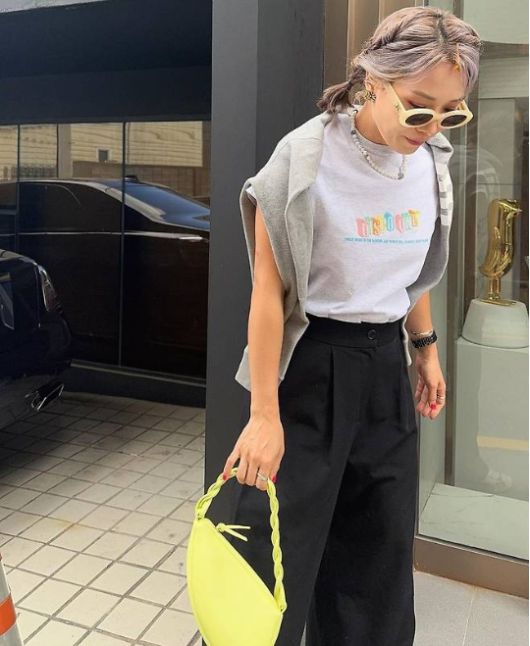 블랙 슬랙스는 세련된 도시 감성을 자아내며 그녀의 스타일리시한 면모를 더욱 부각시켰다.사진=신봉선 SNS