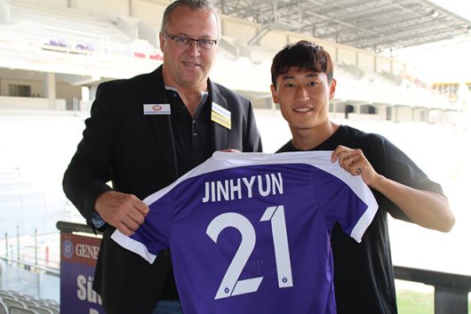 이진현(오른쪽)이 2017년 8월 오스트리아 빈 입단 기념 촬영을 하고 있다. 사진=오스트리아축구연맹