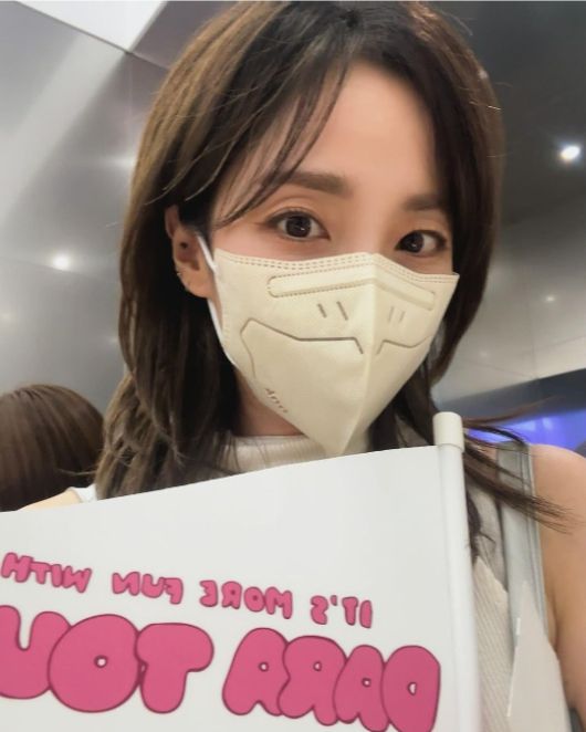 산다라박은 밝은 베이지 색상의 터틀넥 니트를 착용해 우아하고 단정한 이미지를 선보였다.사진=산다라박 SNS