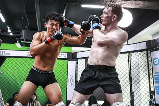 ‘뽀빠이연합의원KMMA19’ 메인이벤트에 출전한 권지후(왼쪽)와 제임스 로즈가 강력한 펀치를 교환하고 있다. 사진=스탠다드앤드프로그레스 스포츠에이전시 제공