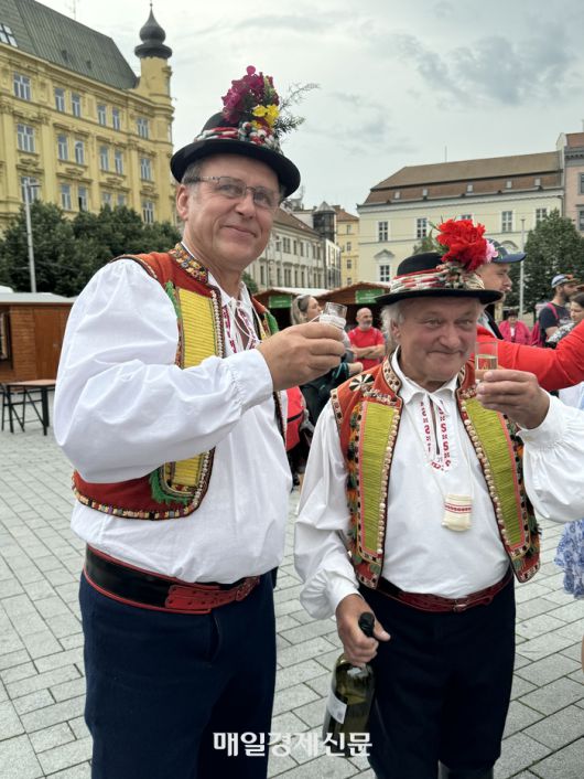 자유광장에서 만난 브르노 주민 / 사진=홍지연 여행+ 기자