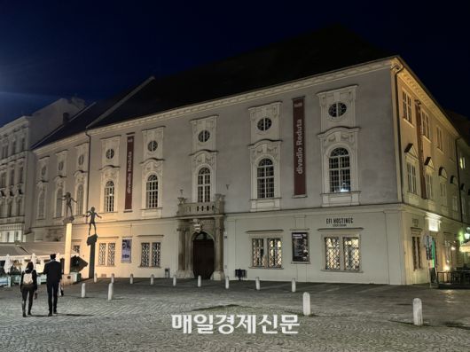 레두타 극장과 모차르트 동상 / 사진=홍지연 여행+ 기자