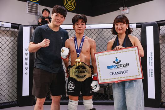 이영웅(가운데)이 초대 KMMA –58㎏ 챔피언으로서 타이틀 1차 방어에 성공한 후 김대환(왼쪽) 대표, 후원사 FBS’M 빅토리아 윤 디렉터와 함께 기념 촬영을 하고 있다. 사진=스탠다드앤드프로그레스 스포츠에이전시 제공