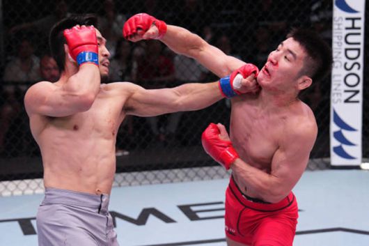 유수영(왼쪽)이 Road to UFC 시즌3 밴텀급 4강 다르멘 코자야메토프의 훅보다 먼저 스트레이트를 적중시키고 있다. 사진=TKO