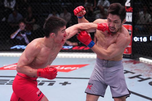 유수영(오른쪽)이 Road to UFC 시즌3 밴텀급 준결승에서 다르멘 코자야메토프(중국어명 다얼미쓰 자우파쓰)의 주먹을 맞고 있다. 사진=TKO