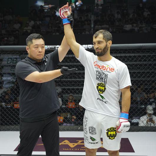 카밀 마고메도프가 제2회 로드FC 글로벌 토너먼트 라이트급 4강 합류 선언을 받으며 당연한 결과라는 여유 있는 표정을 짓고 있다. 사진=세계격투스포츠협회