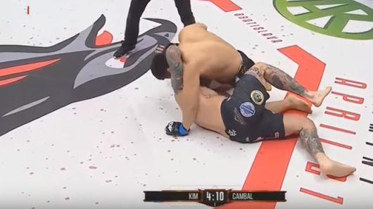 김재영(왼쪽)은 2018년 4월 ACB84 5분×3라운드 경기 시작 50초 만에 승기를 잡았다. 사진=Абсолютный Чемпионат Ахмат