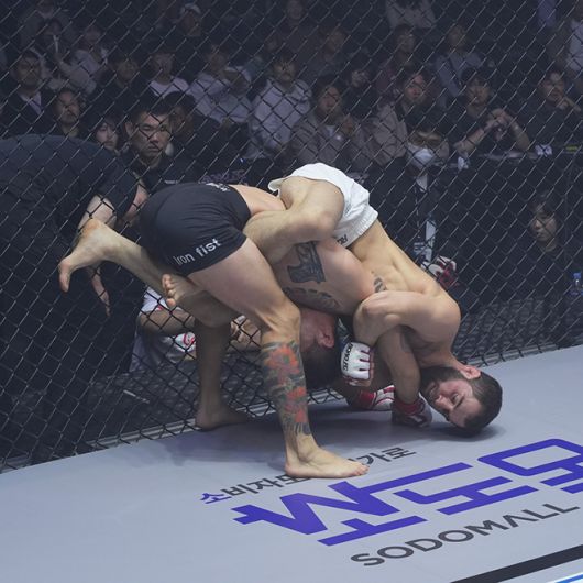 ProFC 그랑프리 2위 카밀 마고메도프(위)가 로드FC 글로벌 토너먼트 4강전에서 지난 시즌 준우승자 멘겐초오시 난딘예르데네한테 백포지션을 점유하고 있다. 사진=세계격투스포츠협회