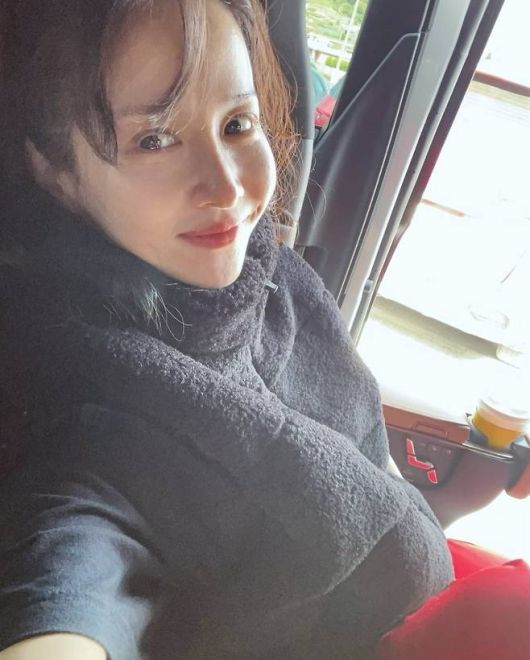 배우 조여정이 17일 자신의 인스타그램에 “11월 삼천포 라이프”라는 글과 함께 일상을 담은 사진을 공개해 눈길을 끌었다. 사진 = SNS