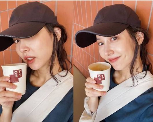 사진 속 조여정은 짙은 브라운 볼캡과 네이비 톤의 티셔츠로 깔끔한 미니멀 룩을 연출하며, 시선을 사로잡았다. 사진 = SNS