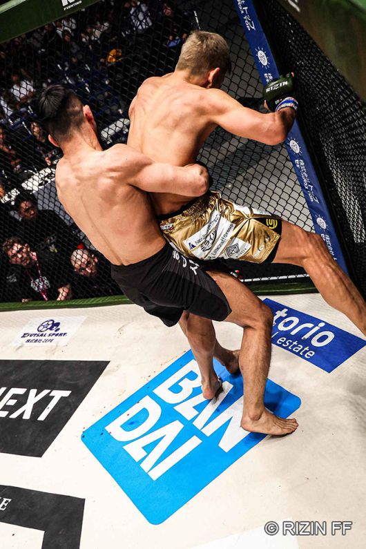 김경표(왼쪽)가 라이진 랜드마크 10에서 구라모토 다이고의 백포지션을 점유하고 있다. 사진=RIZIN FF