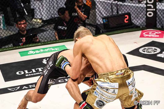 김경표(왼쪽)가 라이진 랜드마크 10에서 구라모토 다이고를 넘어뜨리고 있다. 사진=RIZIN FF