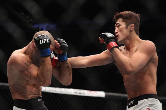 김동현(오른쪽)이 2016년 12월 UFC 207 메인카드 경기에서 타레크 사피딘을 주먹으로 때리고 있다. 김동현은 UFC 웰터급 공식랭킹 6위가 커리어 하이다. 사피딘은 메이저대회 Strikeforce 챔피언을 지냈다. 사진=Getty Images=연합뉴스 제공