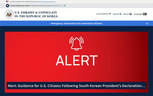 주한미국대사관은 적색경보를 내리고 비자 등 일상적인 영사업무를 전부 중단했다. ‘영사업무’는 자국민 보호와 관련된 모든 임무, ‘비자’는 출입국 허가 증명을 뜻한다.