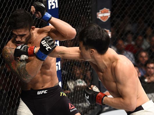 최두호(오른쪽)가 2016년 7월 전 UFC 페더급 15위 티아구 타바리스에게 종합격투기 8연속 KO승을 거두고 있다. 사진=TKO